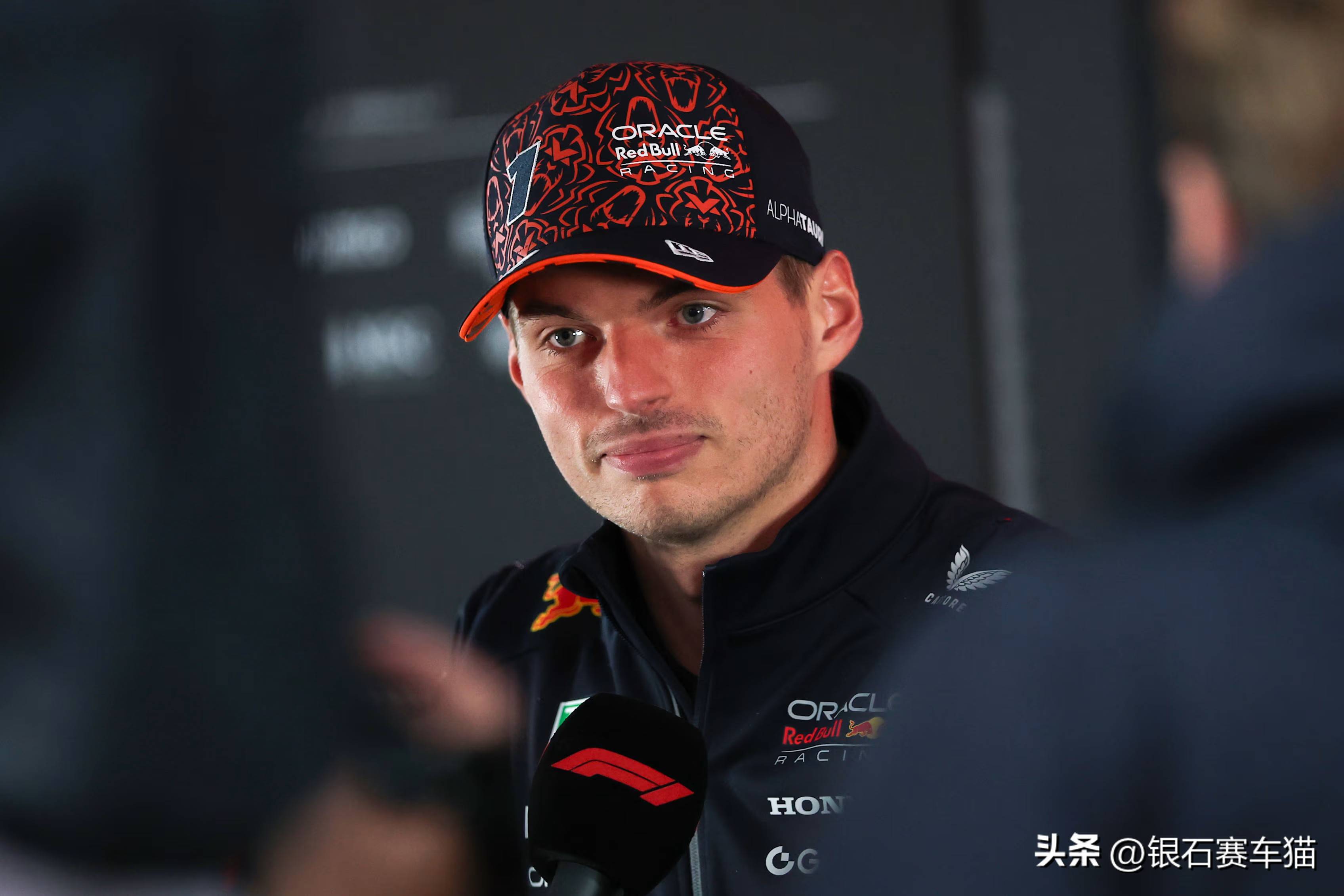 梅赛德斯横扫红牛二队，维斯塔潘点燃赛场