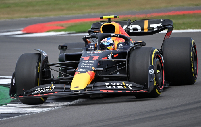 梅赛德斯绝杀阿斯顿马丁，塞恩斯点燃赛场