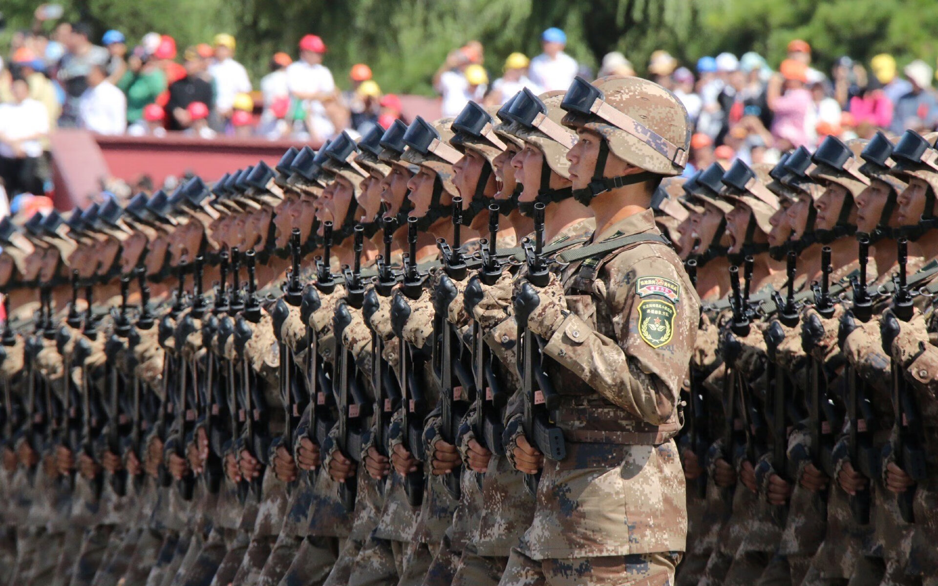 开云体育官网-极速狂飙与绿茵风暴，当F1引擎在街道咆哮时，厄瓜多尔足球击穿了北美的防线